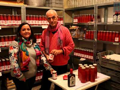 �Abbiamo curato da soli tutte le operazioni necessarie allo scopo - racconta Marilisa (nella foto a sinistra, accanto a Manlio -. I pomodori sono stati coltivati a Conversano coinvolgendo alcuni baresi e immigrati in difficolt� economiche�